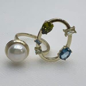 Anillo de plata chapado en oro amarillo con perla natural y circonitas de colores.