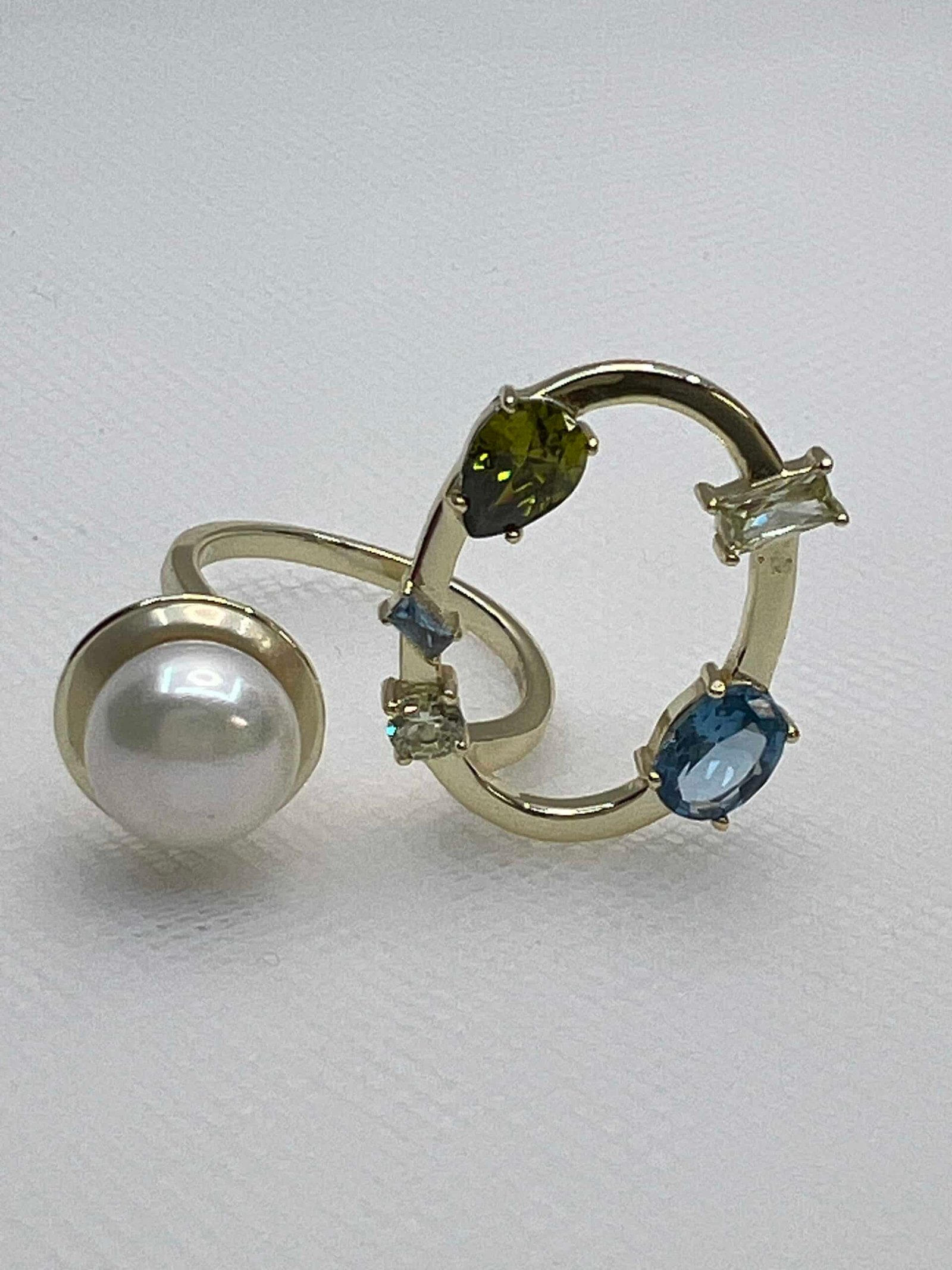 Anillo de plata chapado en oro amarillo con perla natural y circonitas de colores.