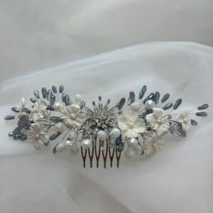 Tocado de flores de porcelana con broche de circonitas