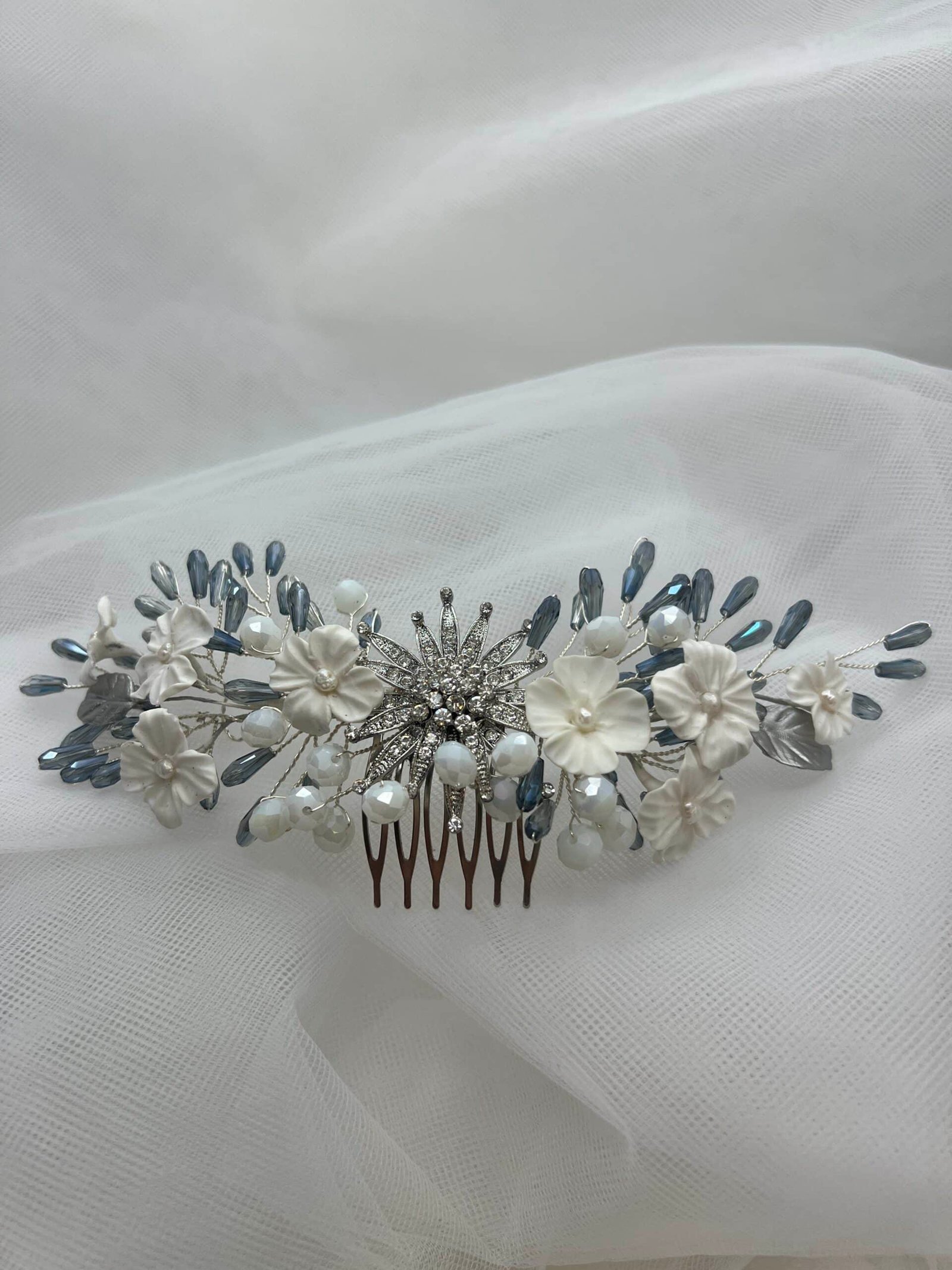 Tocado de flores de porcelana con broche de circonitas