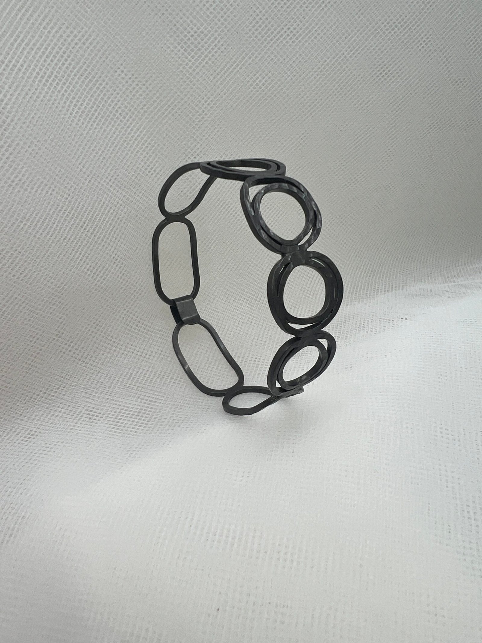 Esclava de plata con rodio negro matizado
