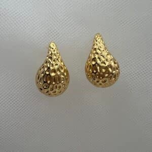 Pendientes gotas marteladas chapadas en oro amarillo