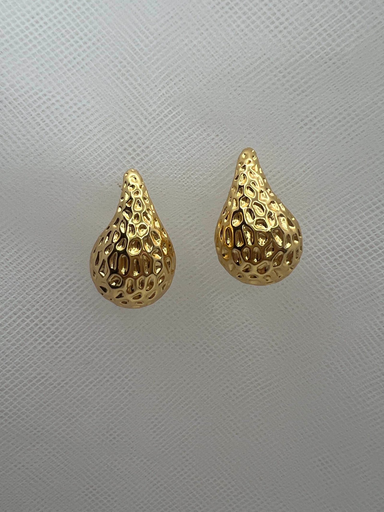 Pendientes gotas marteladas chapadas en oro amarillo