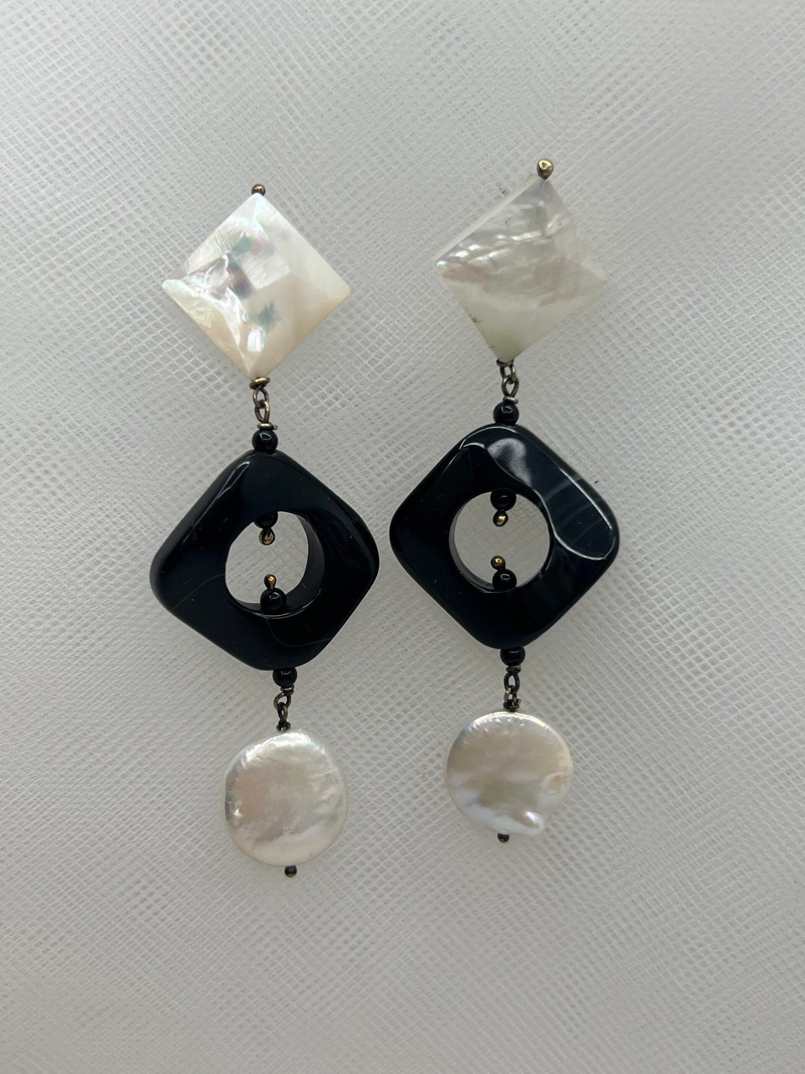 Pendientes largos de plata con perla madreperla y onix