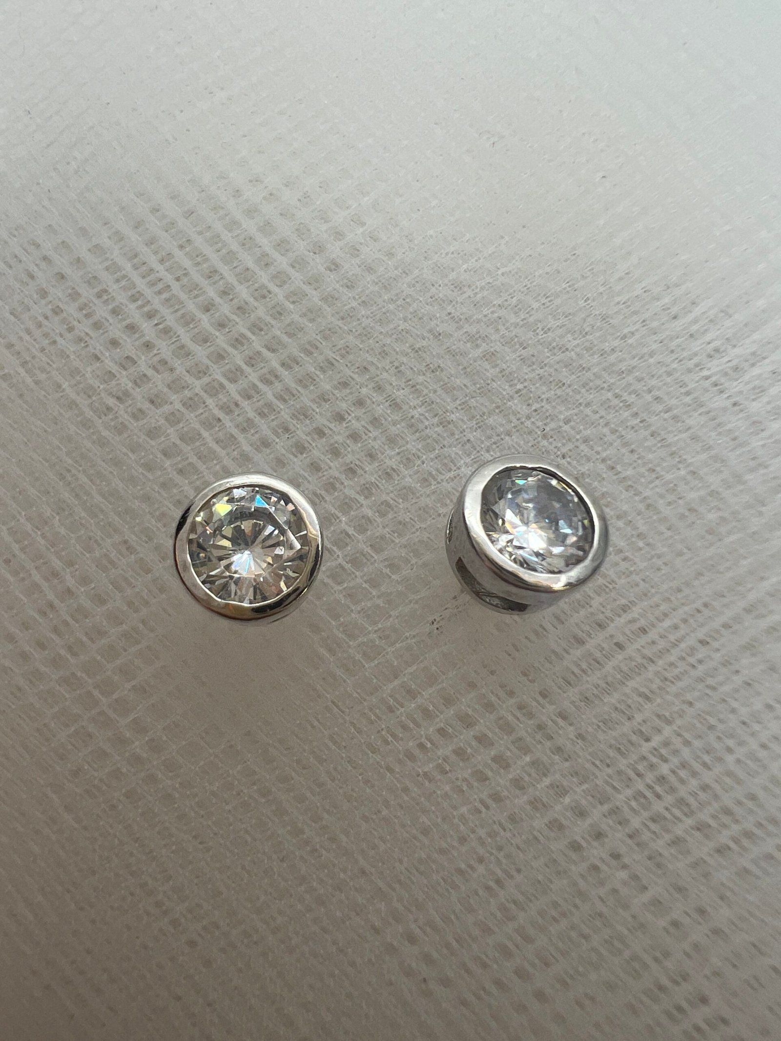 Pendientes chaton con circonita de plata rodiada en oro blanco