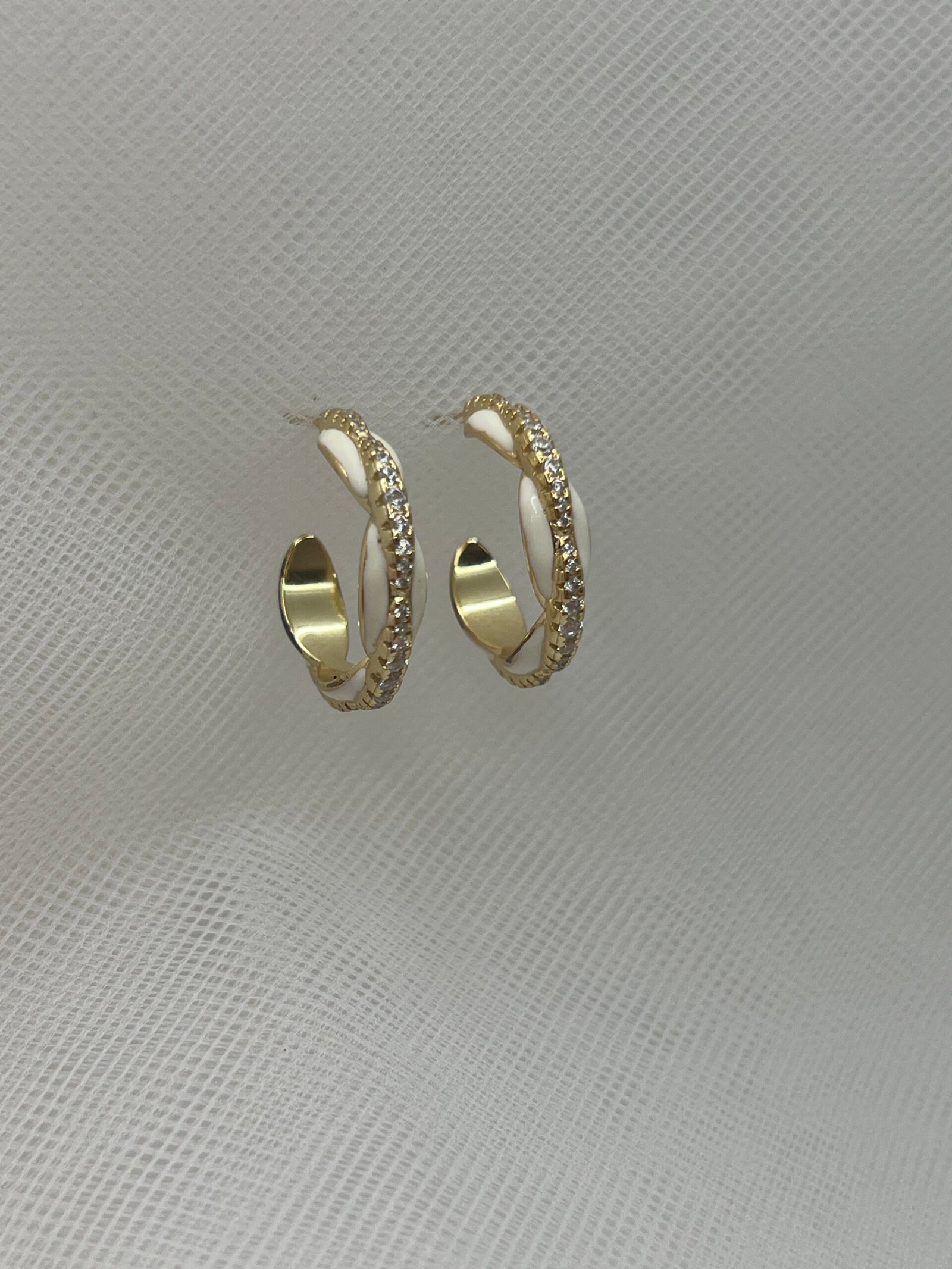 Pendientes aros de plata chapada en oro amarillo esmalte blanco y circonitas