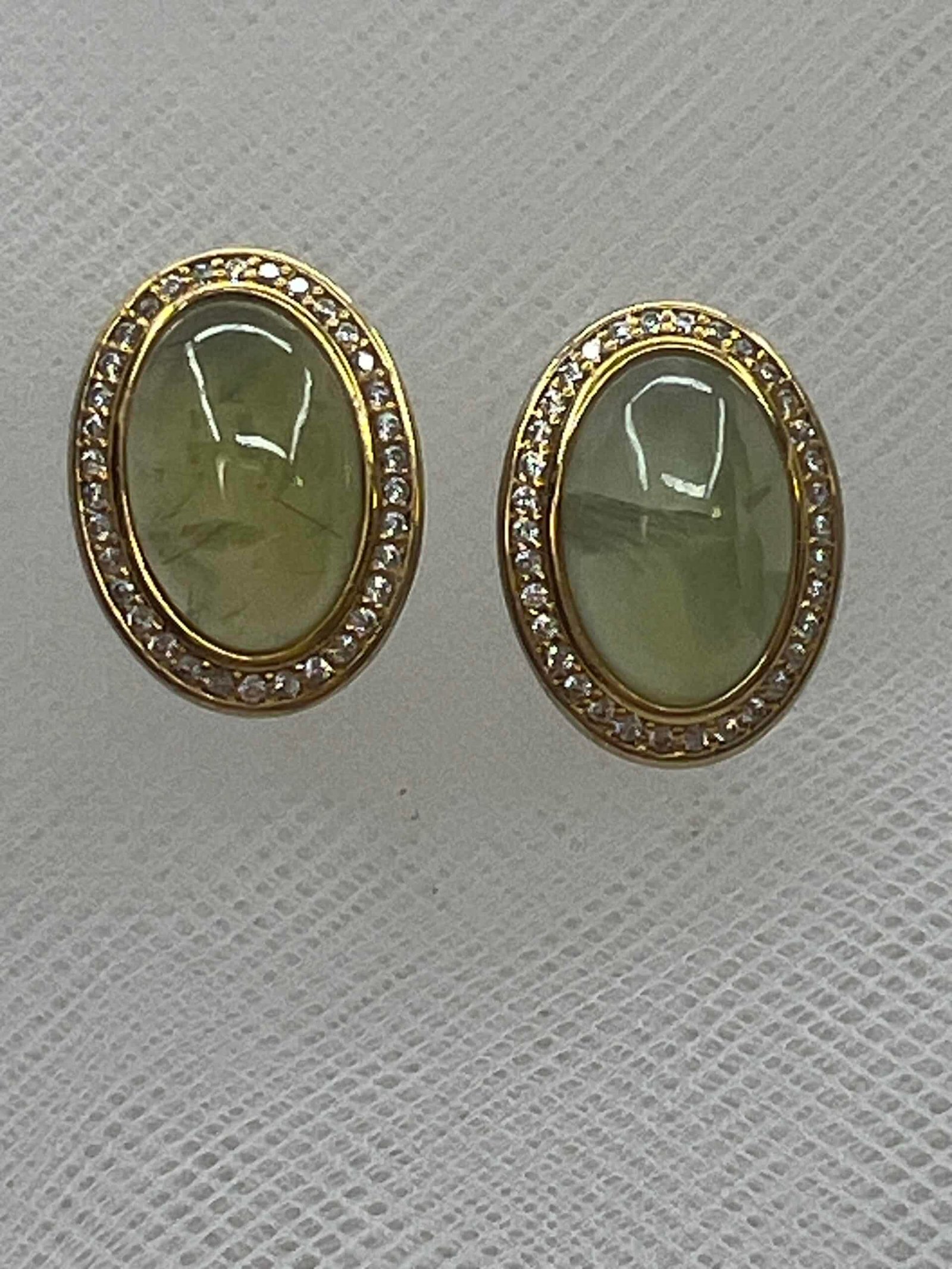 Pendientes de plata chapados en oro amarillo de boton con piedra natural