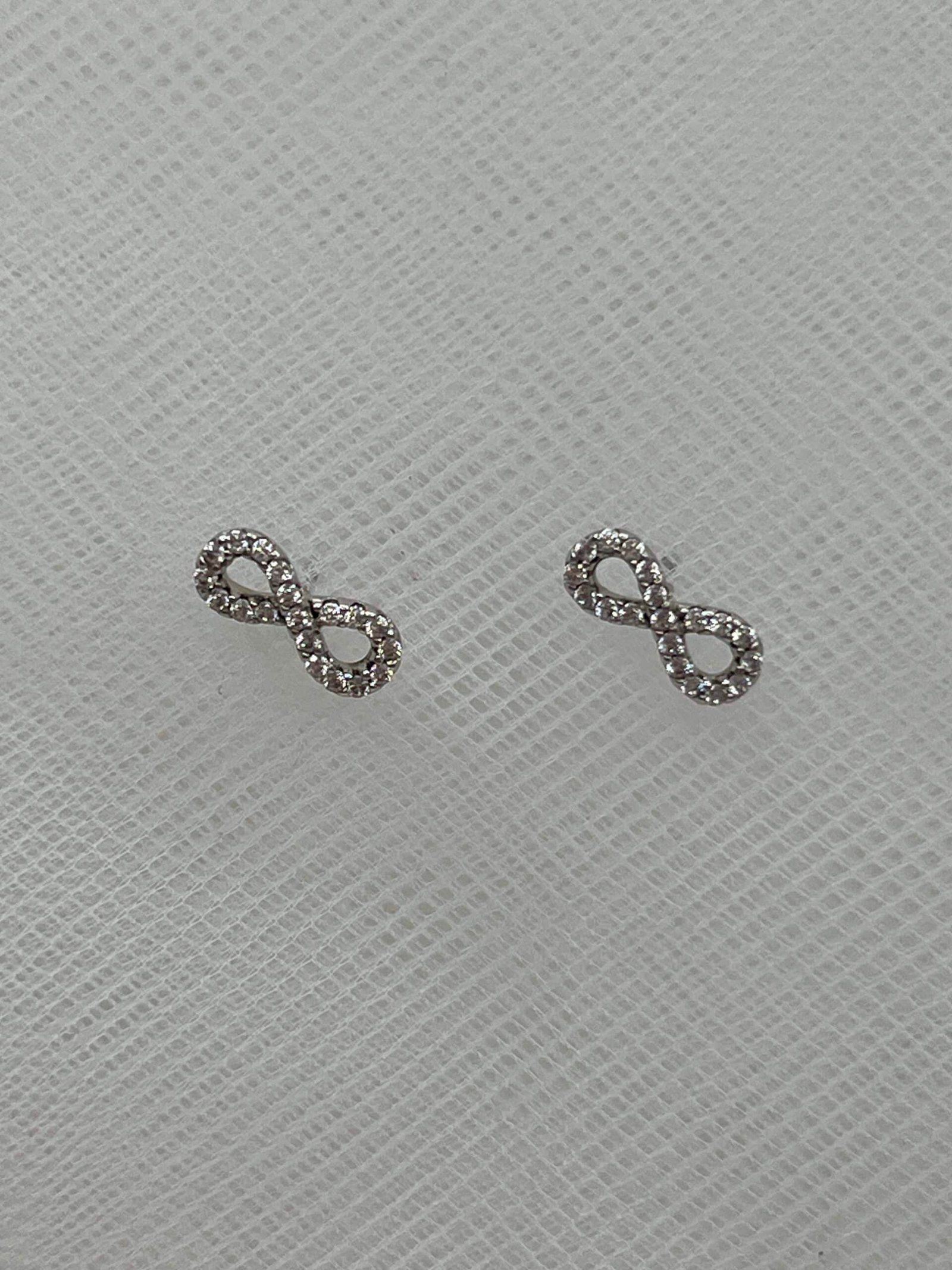 Pendientes infinito de plata rodiada con circonitas