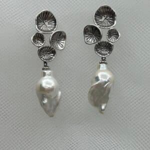 Pendientes de plata rodiada en oro blanco largos con perlas naturales