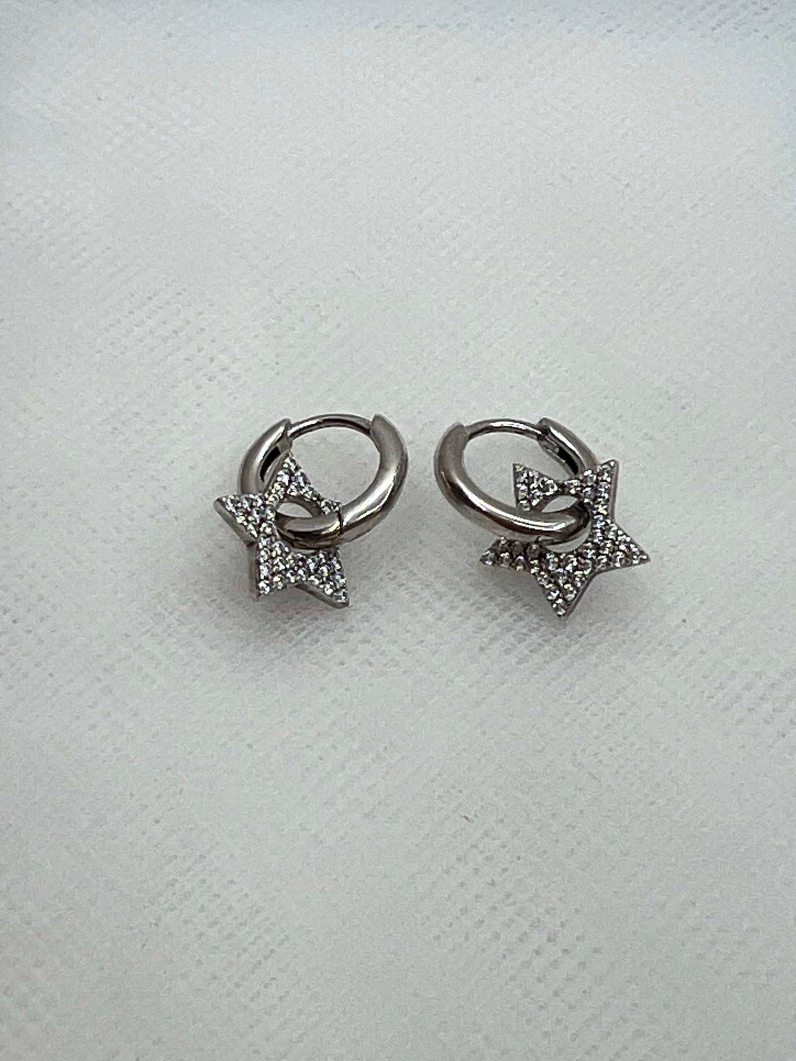 Pendientes aros de plata rodiada en oro blanco con colgantes de estrellas