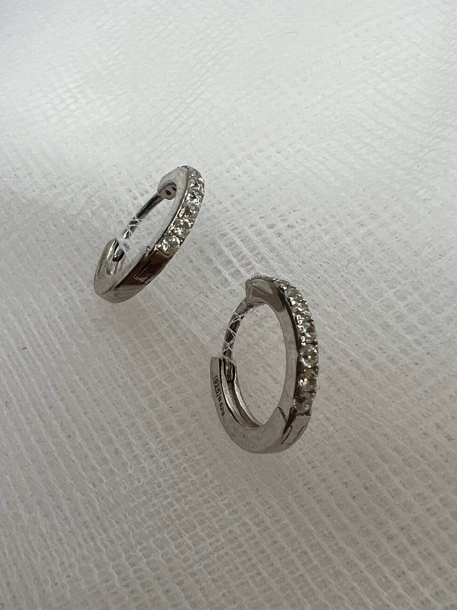 Pendientes aros de plata rodiada en oro blanco con circonitas