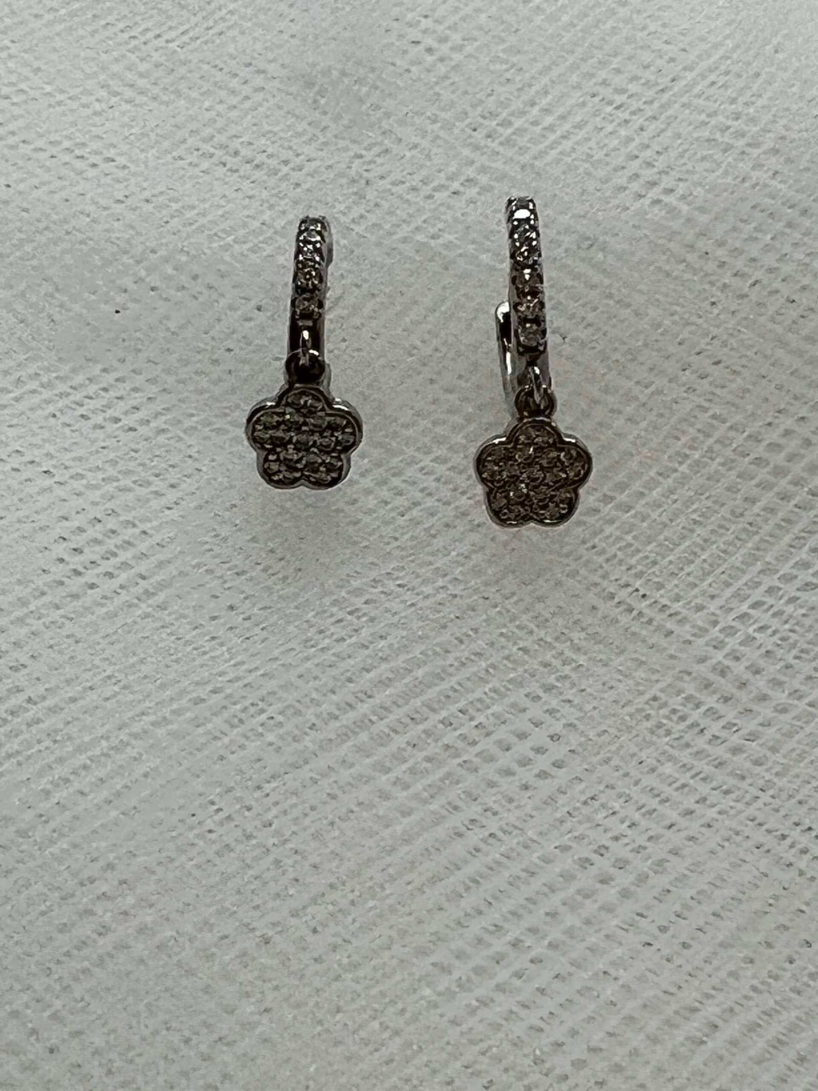 Pendientes aros de plata rodiados en oro blanco de circonitas con colgantes de flores