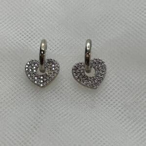Pendientes aritos de plata rodiada con colgantes de corazones de circonitas