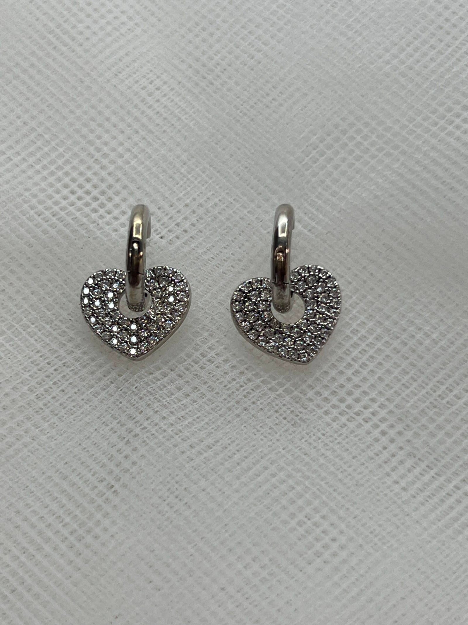 Pendientes aritos de plata rodiada con colgantes de corazones de circonitas