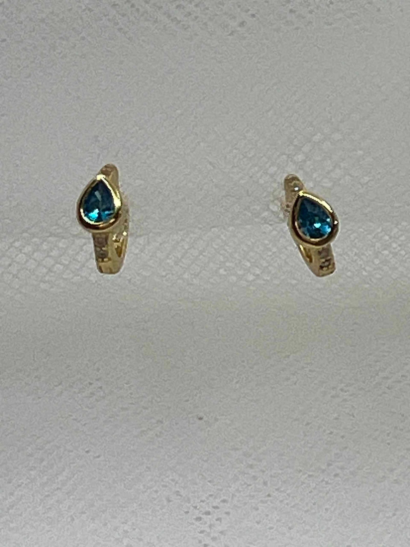 Pendientes aritos de plata chapados en oro amarillo con circonita azul