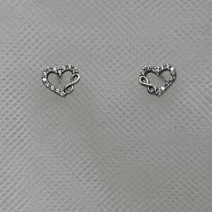 Pendientes corazones con infinitos de plata rodiados en oro blanco y circonitas