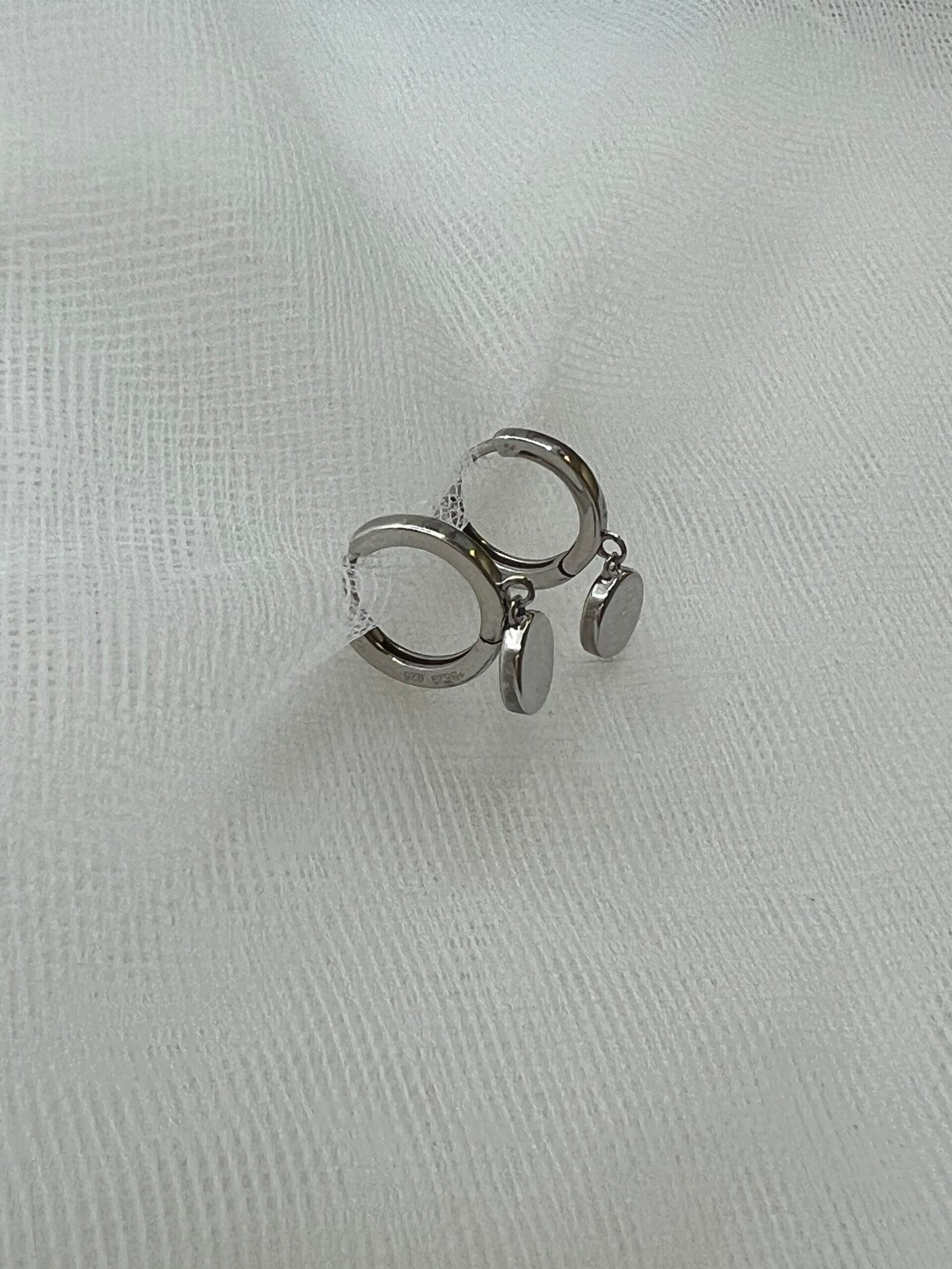 Pendientes aritos de plata rodiada en oro blanco con colgantes de circulos