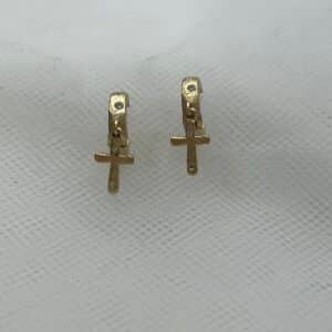 Pendientes aritos de plata chapados en oro amarillo con colgantes de cruces y circonitas