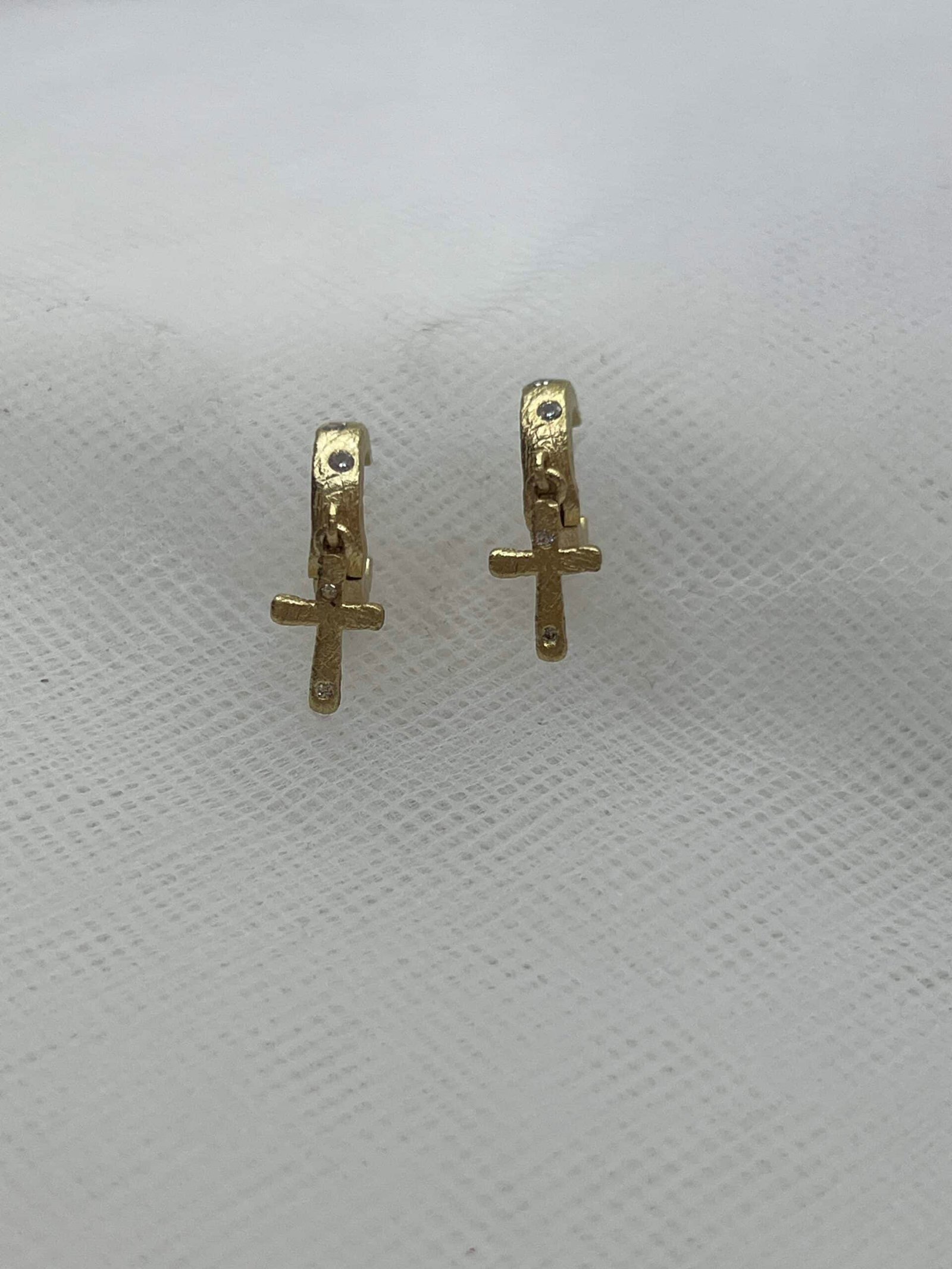 Pendientes aritos de plata chapados en oro amarillo con colgantes de cruces y circonitas