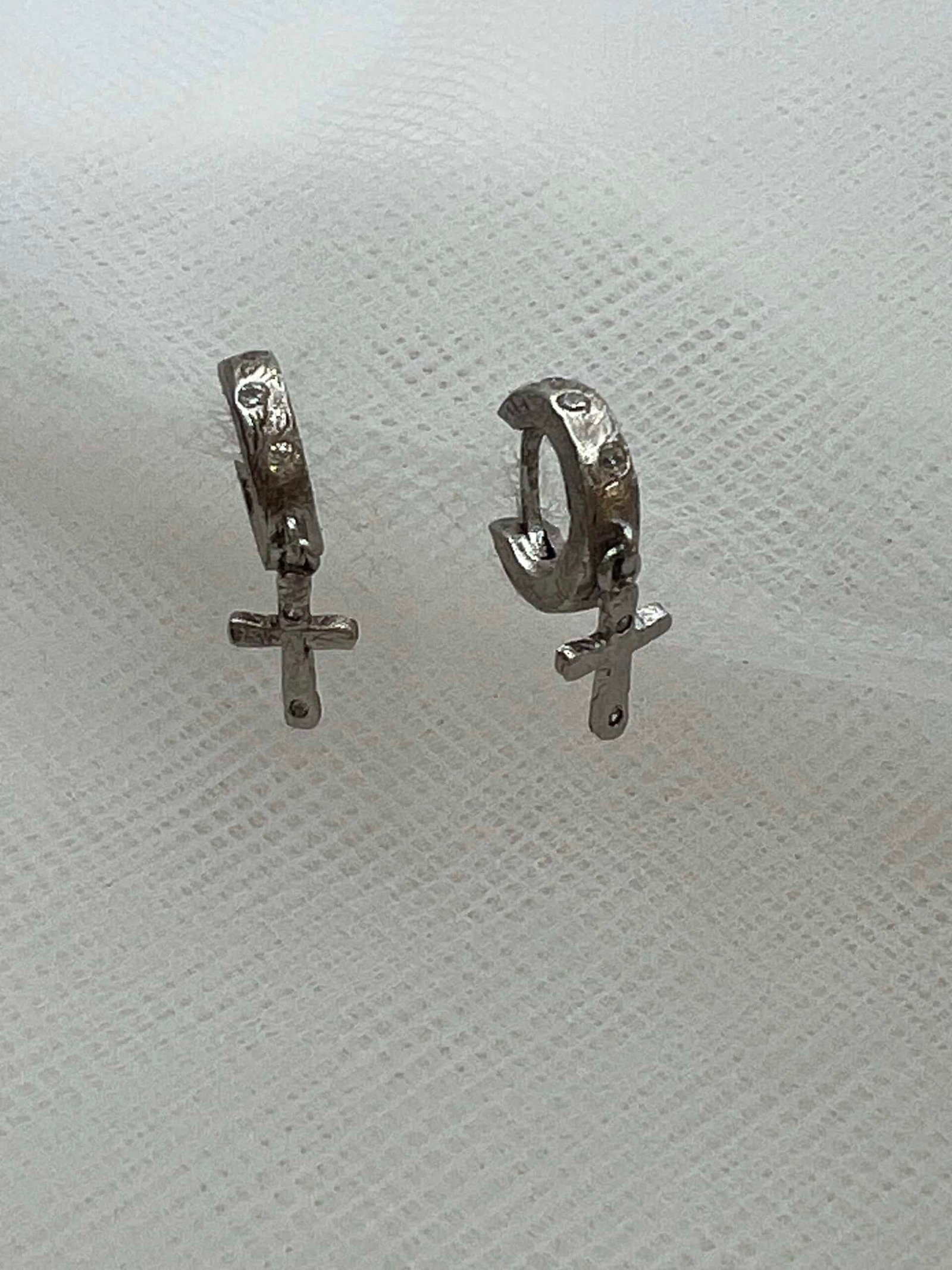 Pendientes aritos de plata rodiados en oro blanco con colgantes de cruces con circonitas