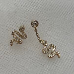 Pendientes de plata chapados en oro amarillo serpientes asimetricas con circonitas