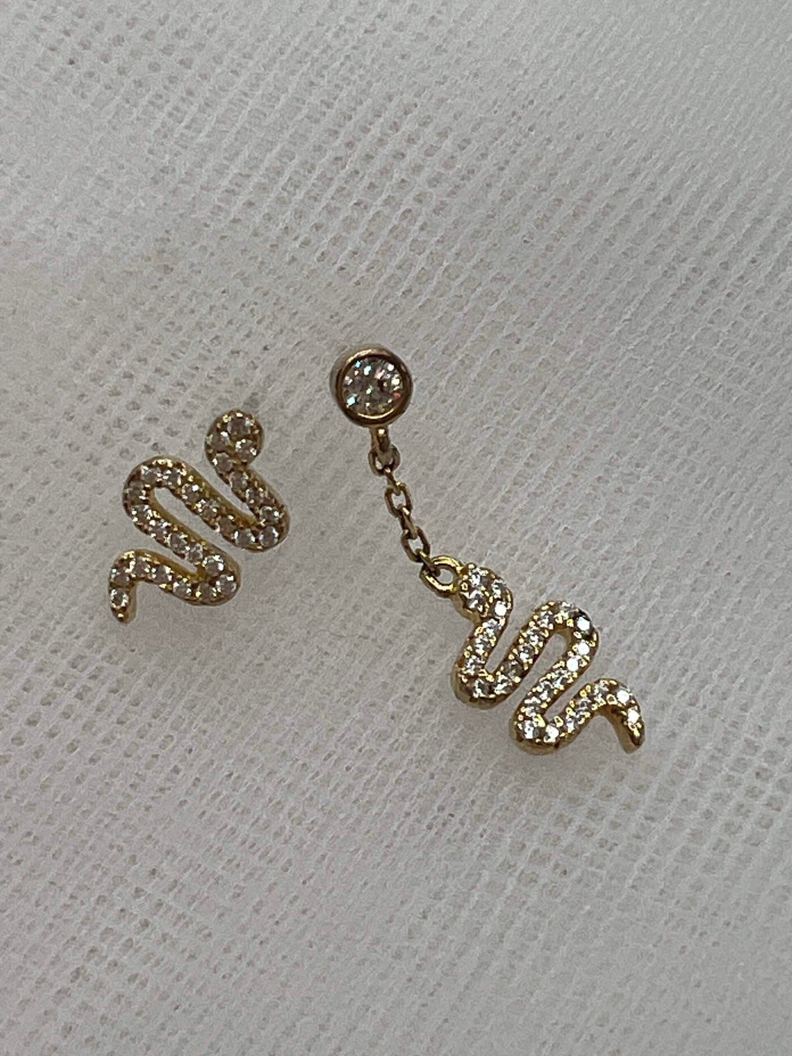 Pendientes de plata chapados en oro amarillo serpientes asimetricas con circonitas