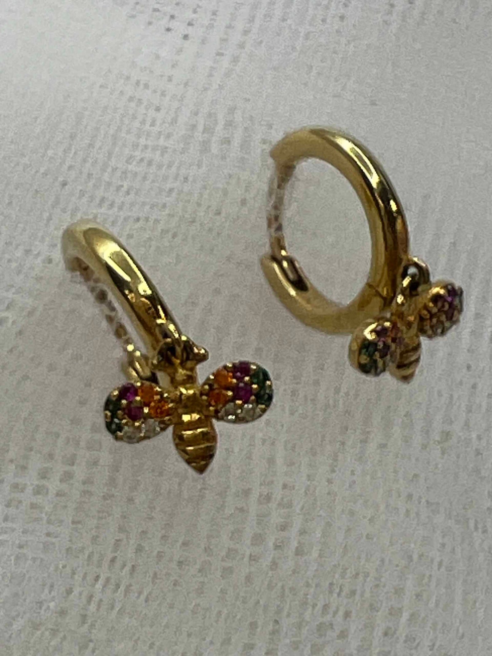 Pendientes aritos de plata chapada en oro amarillo con colgantes de avispas