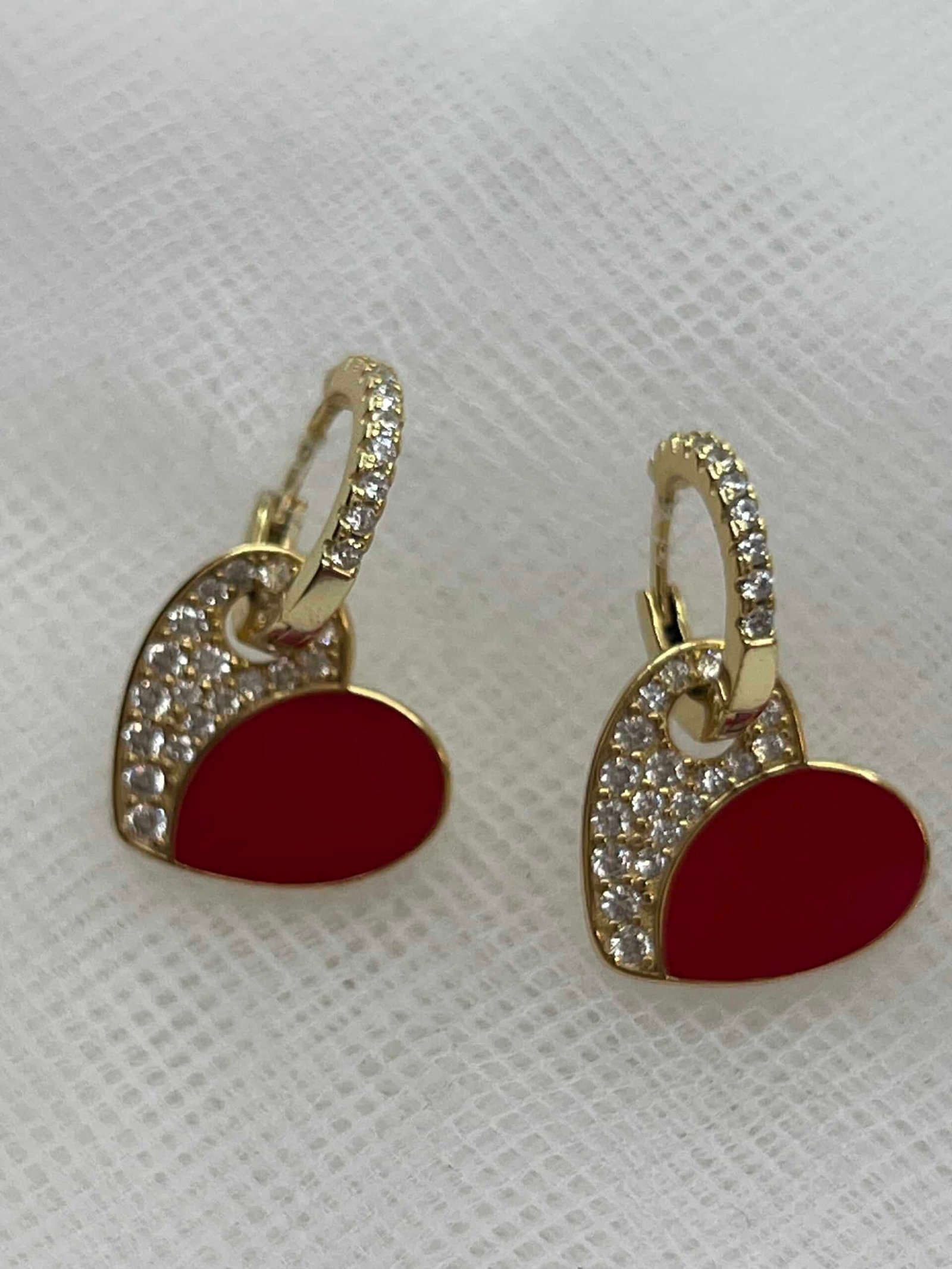Pendientes aros de plata chapados en oro amarillo de circonitas con colgantes de corazones de esmalte rojo