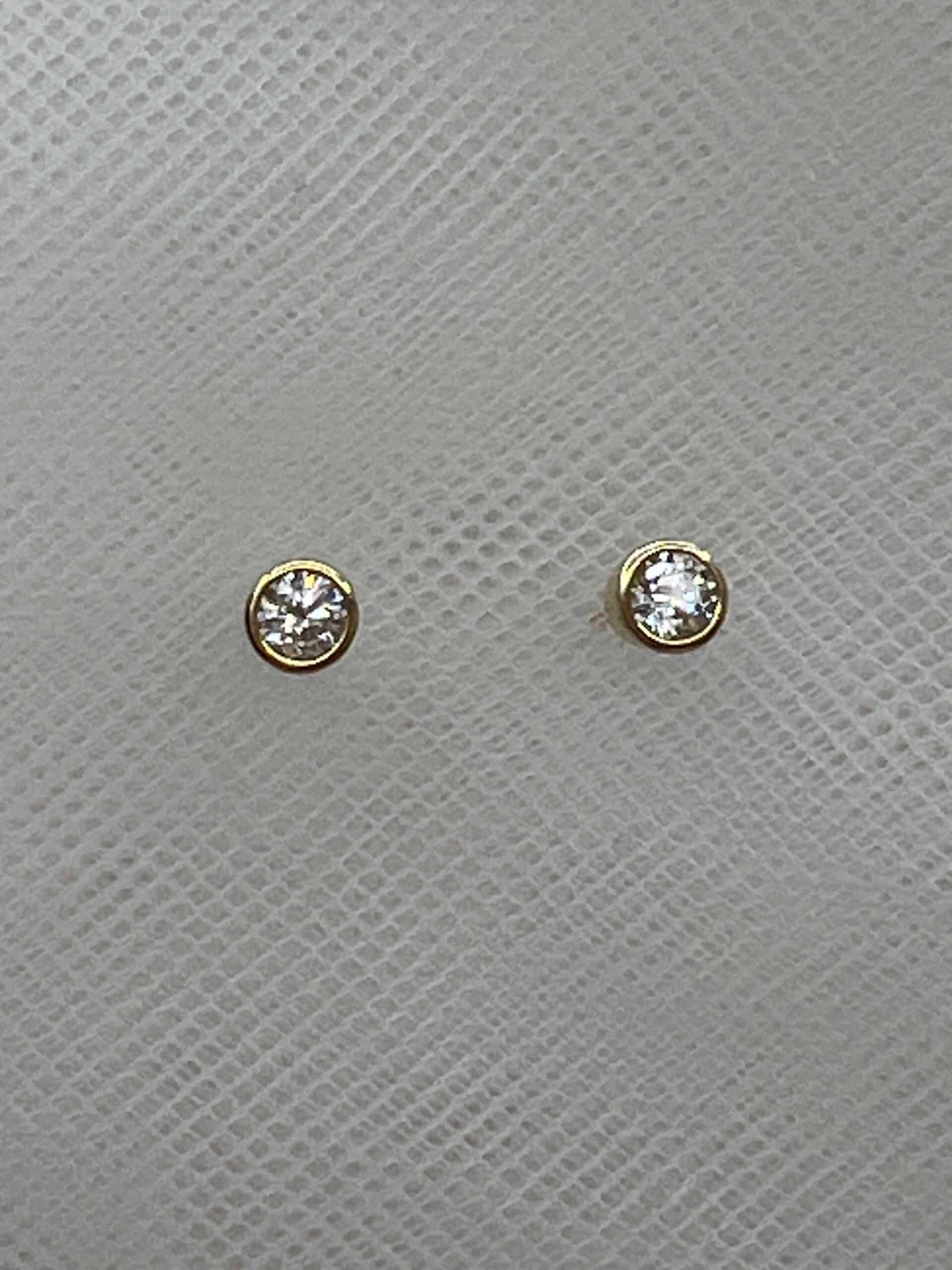 Pendientes chatones de plata chapados en oro amarillo