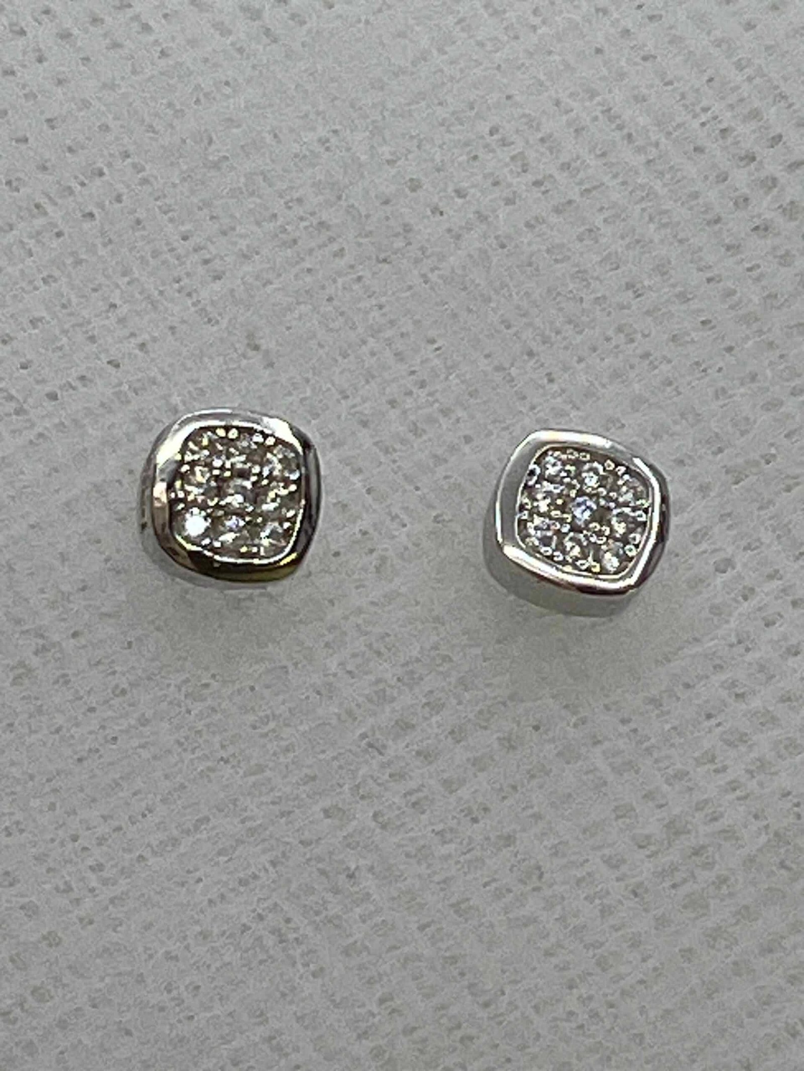 Pendientes de plata rodiados en oro blanco con pave de circonitas