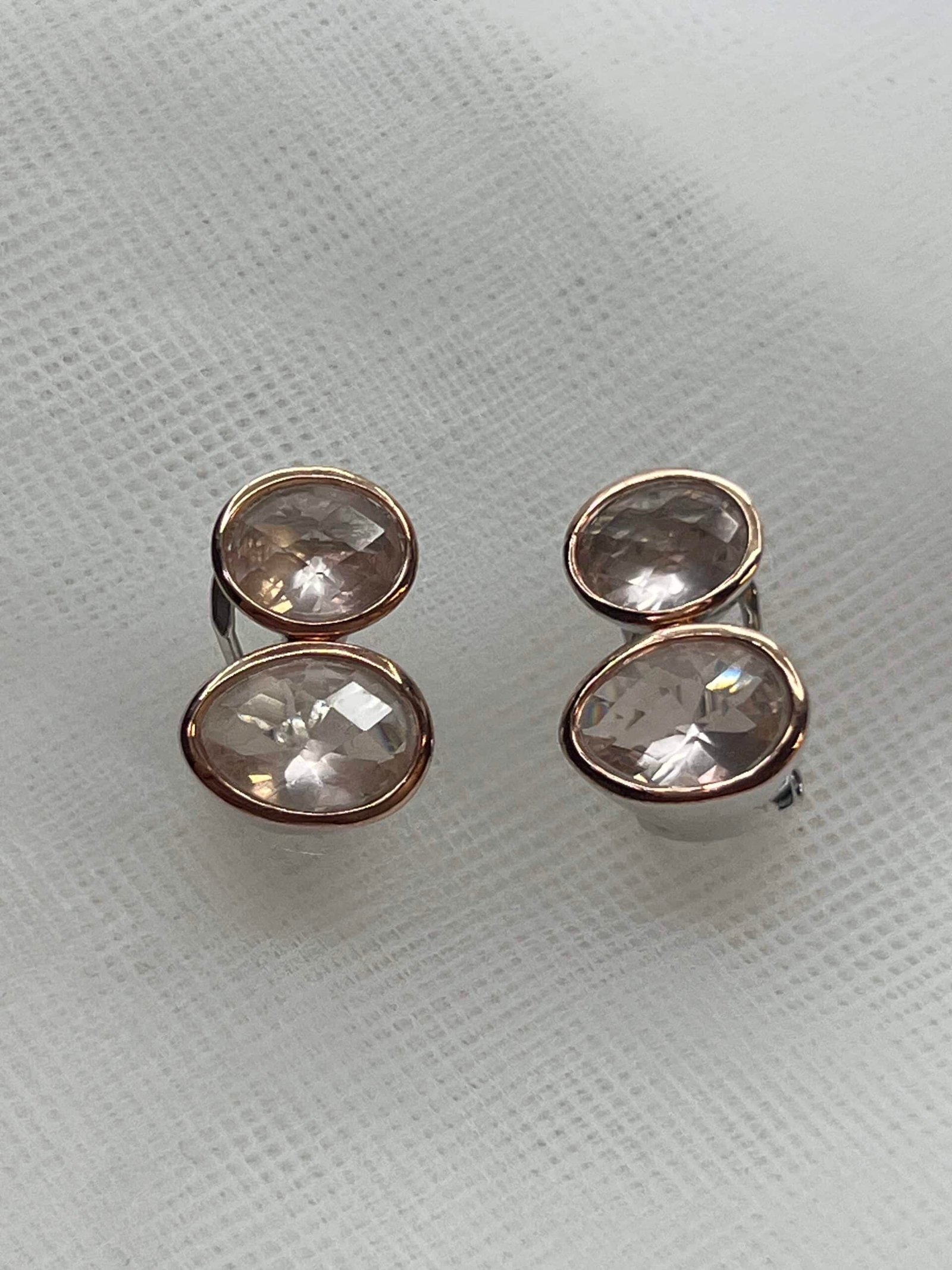 Pendientes de boton con morganitas de plata rodiados en oro blanco