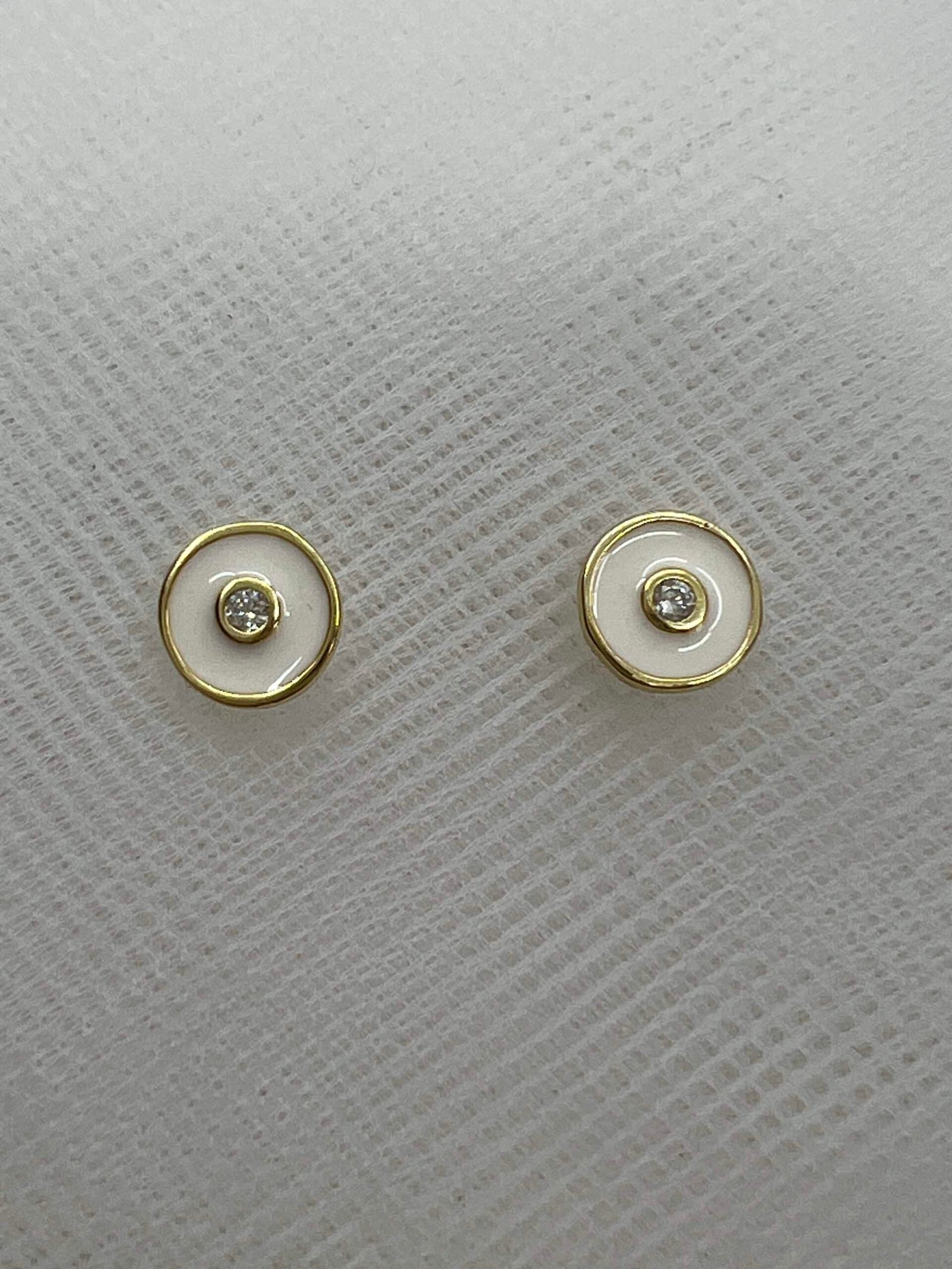 Pendientes de plata chapada en oro amarillo y esmalte blanco con circonita