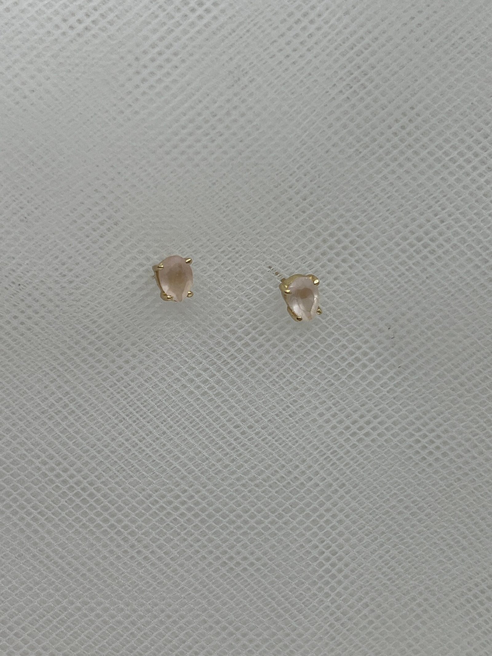 Pendientes de plata chapados en oro amarillo con cuarzo rosa