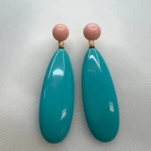 Pendientes chapados en oro amarillo con boton de coral y gota de turquesa reconstituidos