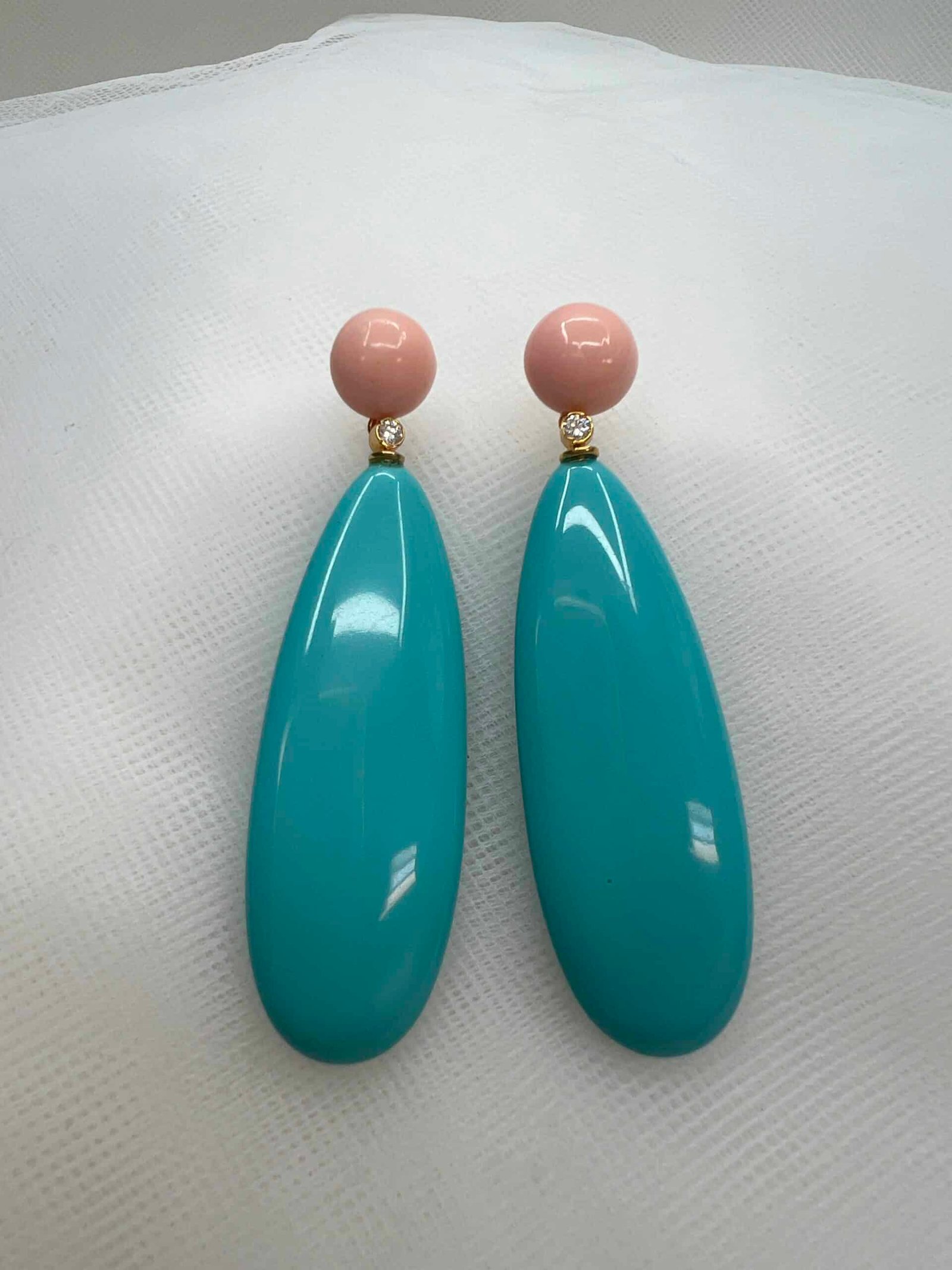 Pendientes chapados en oro amarillo con boton de coral y gota de turquesa reconstituidos