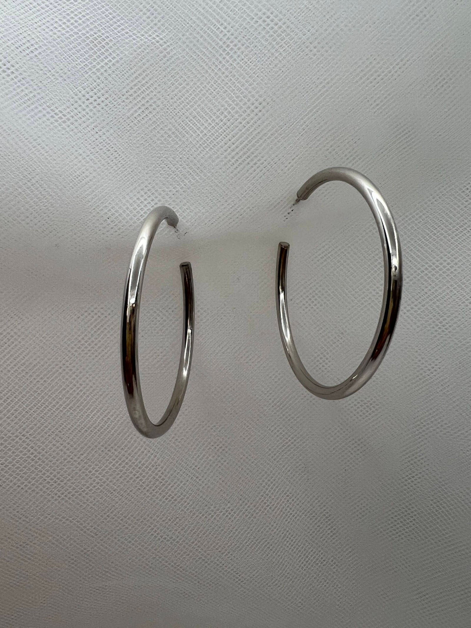 Pendientes aros de plata rodiada en oro blanco