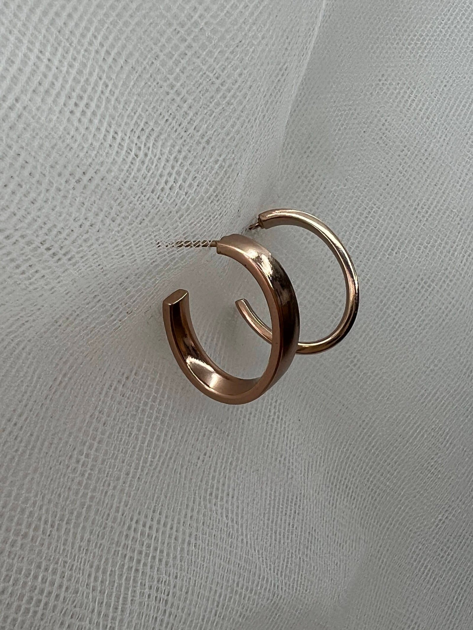 Aros ovalados de plata chapada en oro rosa