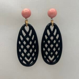 Pendientes de plata chapada en oro amarillo con boton de coral rosa y onix natural