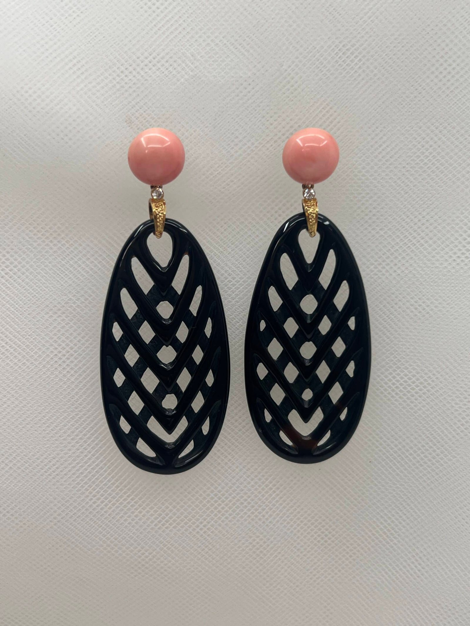 Pendientes de plata chapada en oro amarillo con boton de coral rosa y onix natural
