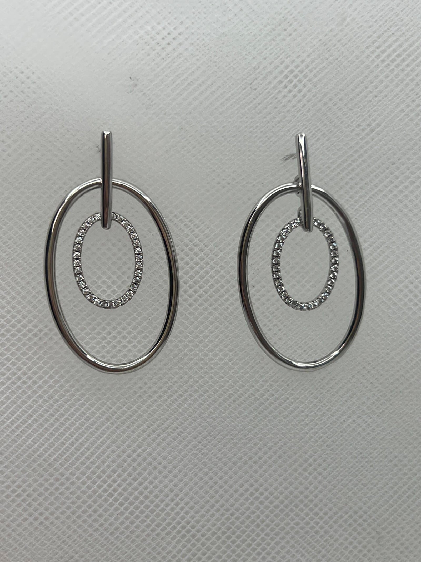 Pendientes de plata rodiada en oro blanco barrita con dos ovalos uno con circonitas