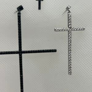 Pendientes de cruces de distintos tamaños con circonitas rodiadas en oro blanco