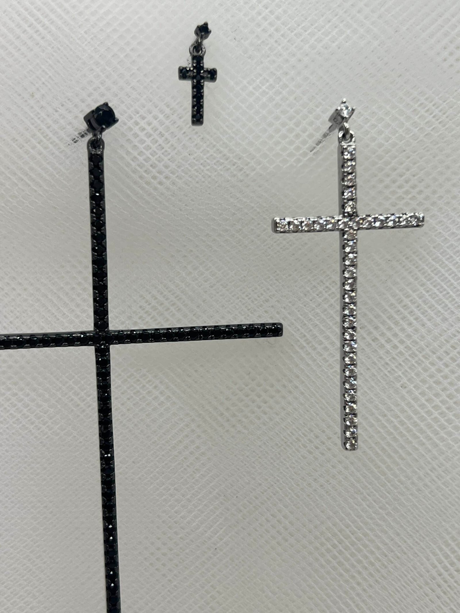 Pendientes de cruces de distintos tamaños con circonitas rodiadas en oro blanco