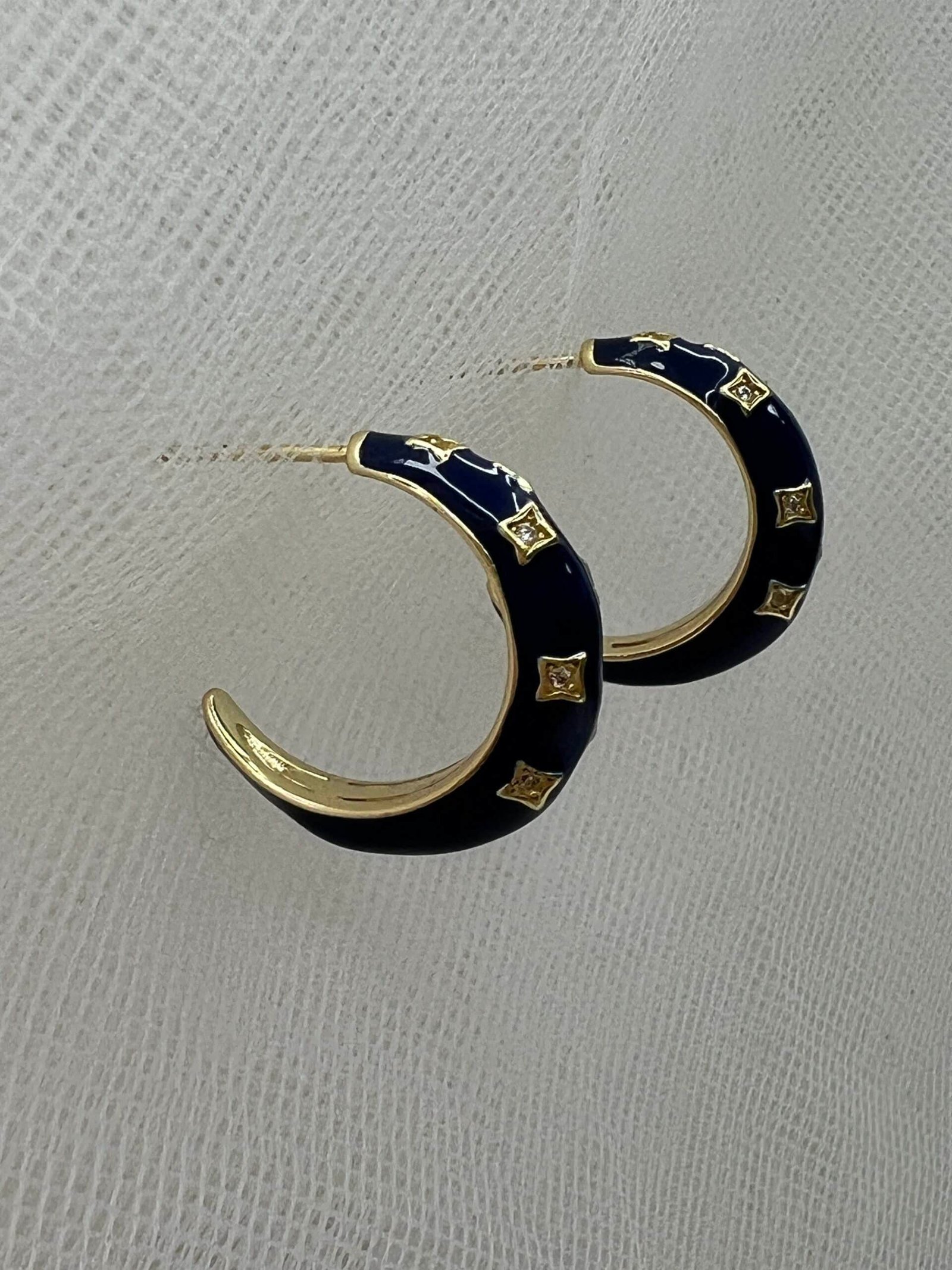 Pendientes aros de plata chapados en oro amarillo y esmalte azul con circonitas