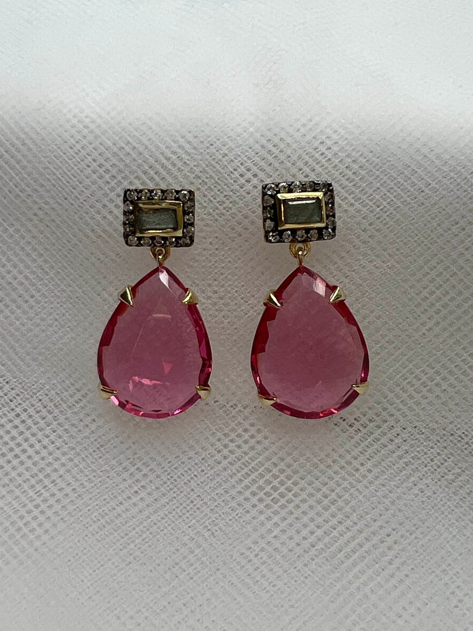 Pendientes de plata chapados en oro amarillo con circonitas de colores