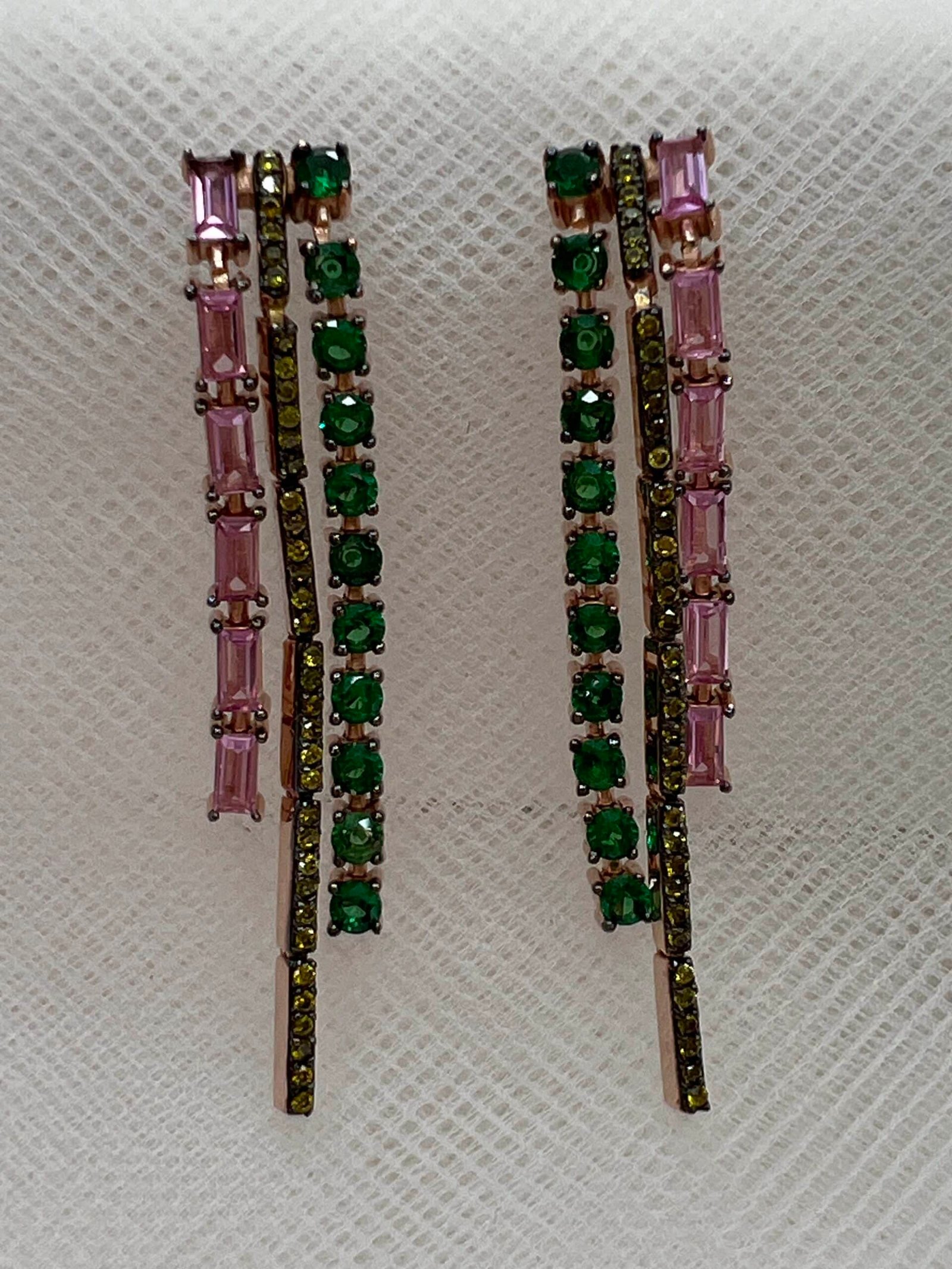 Pendientes de plata chapados en oro rosa con cadenas de circonitas de colores