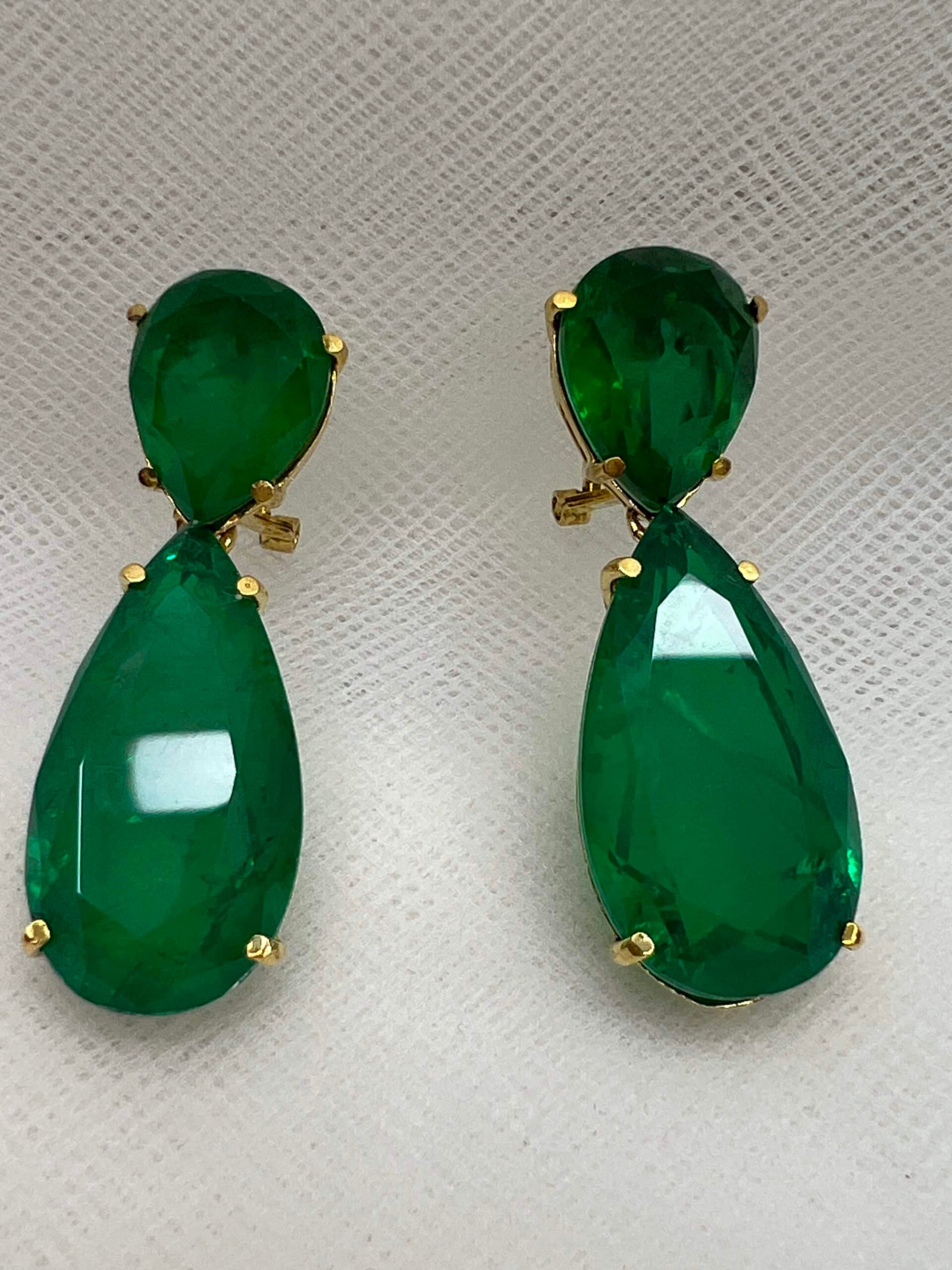 Pendientes de plata chapados en oro amarillo con piedra color esmeralda