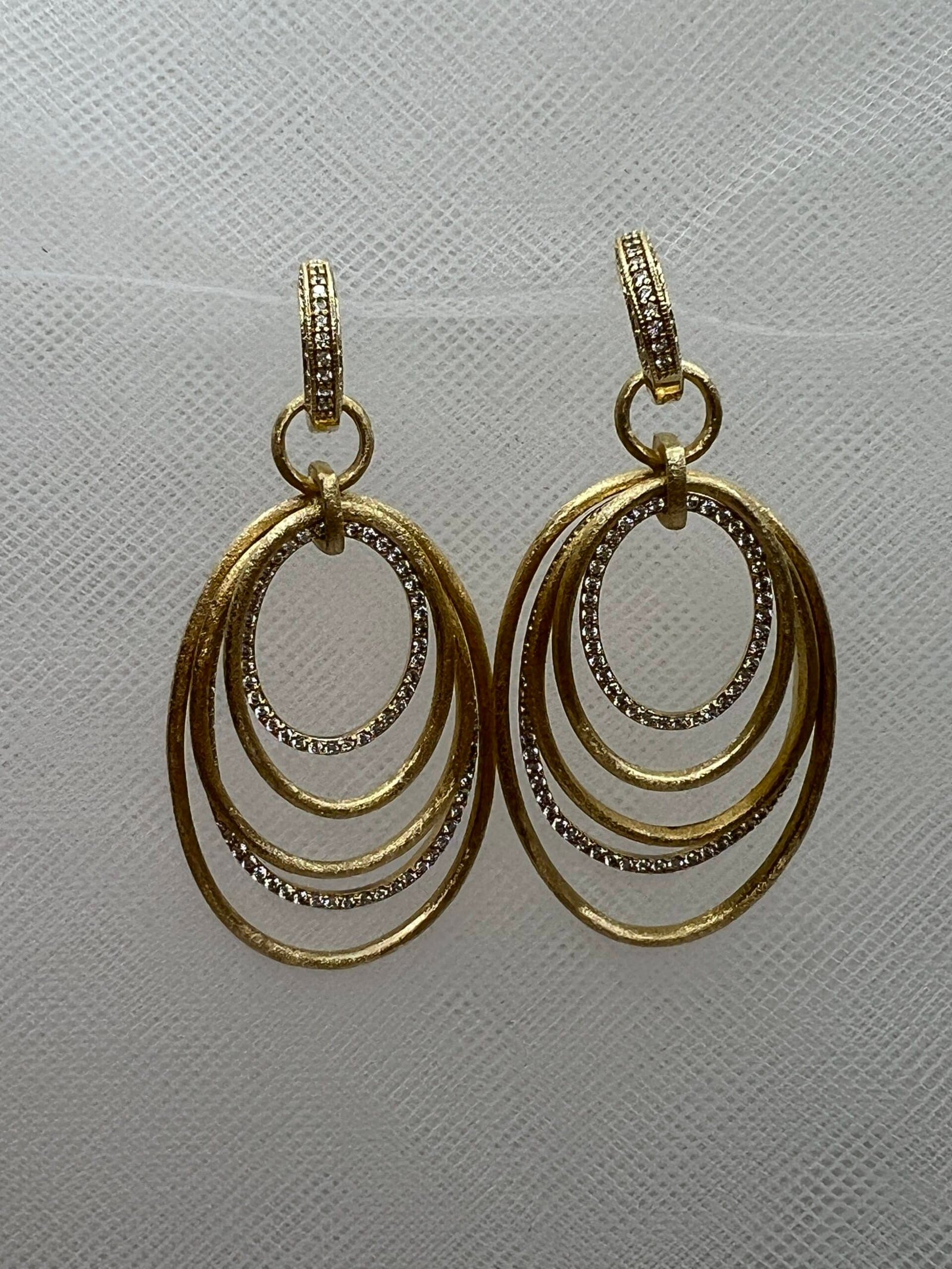 Pendientes de plata chapada en oro amarillo matizados aros con colgantes de ovalos con circonitas