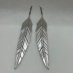 Pendientes de plumas largas de plata rodiada en oro blanco