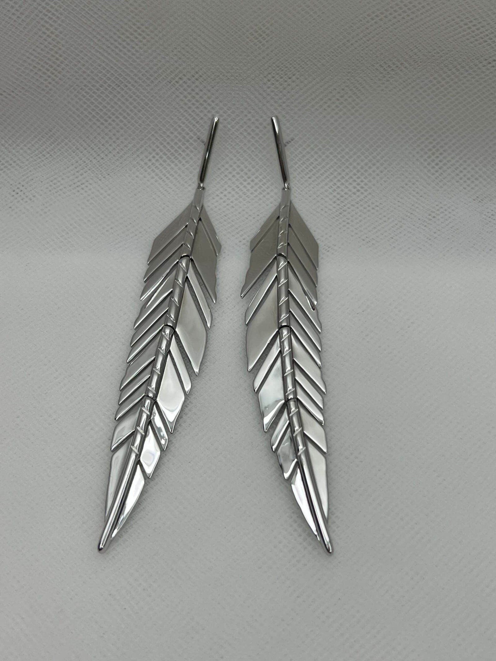 Pendientes de plumas largas de plata rodiada en oro blanco