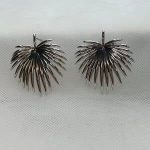 Pendientes hojas de palma de plata rodiada en oro blanco
